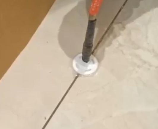 平坝瓷砖空鼓维修公司专业解答瓷砖在铺贴过程中，如果没有涂抹均匀到位的粘结材料（如水泥砂浆或瓷砖胶），可能会导致以下问题