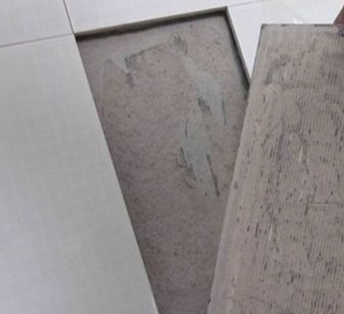 平坝瓷砖空鼓维修公司分享瓷砖铺贴时如果打浆（即涂抹在瓷砖背面和基层上的砂浆或瓷砖胶）过少，会带来以下问题